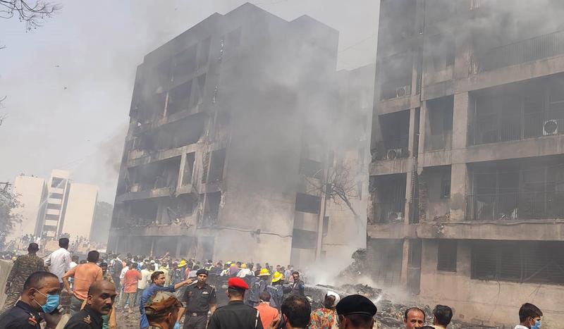 6月12日，在印度古吉拉特邦艾哈迈达巴德，人们在客机失事现场进行救援。新华社